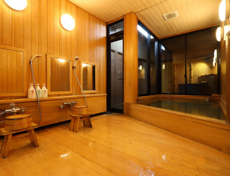 檜風呂と露天風呂の写真